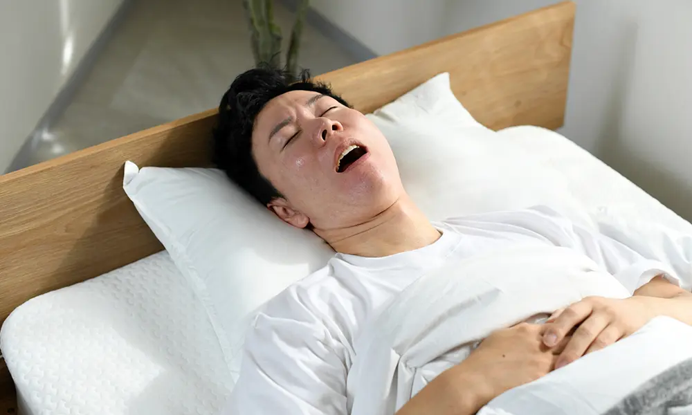 睡眠時無呼吸症候群の症状とは？　目の疲れ・日中の眠気との関係を解説