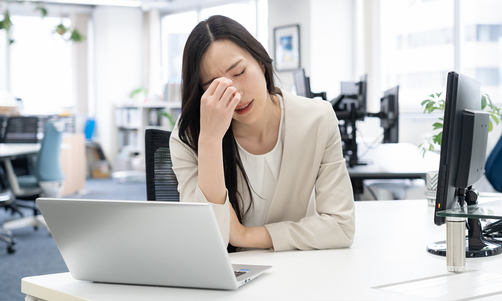 眼精疲労とは？　その原因や症状、対策方法を解説します。