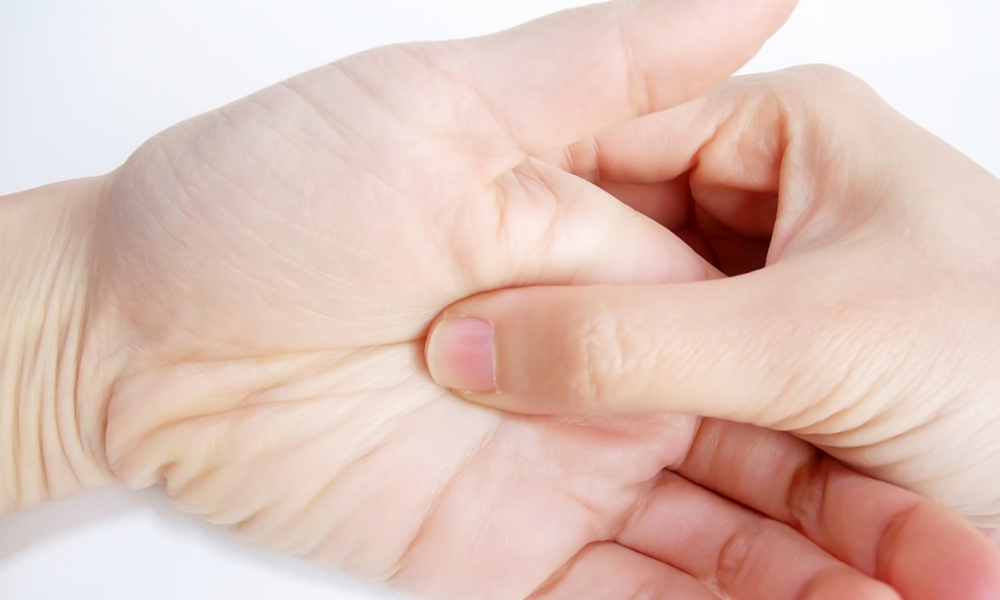 手のツボで日々の疲れを改善する方法