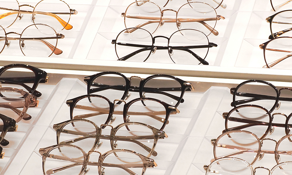 その疲れ目、メガネが原因かもしれません。