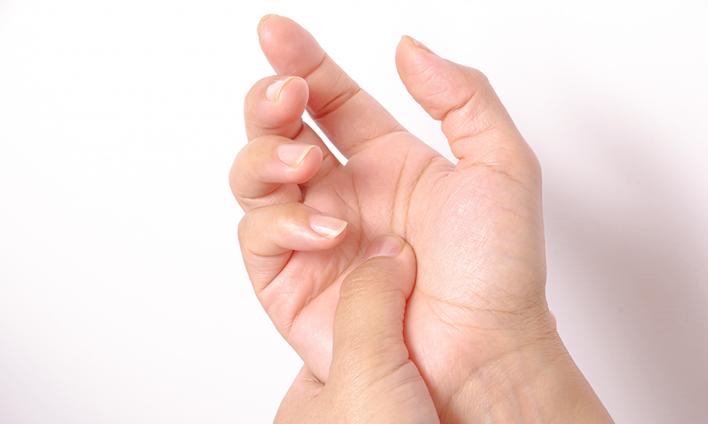 手のツボ押しで目の周辺筋肉のコリを解消する